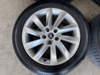 17  inch originele Stratos velgen + zomerbanden Skoda Superb