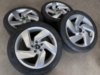 17 inch originele Richmond GTI velgen + zomerbanden  Volkswagen Golf 8 5H0601025E set 1