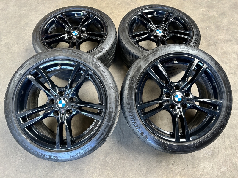 18 inch originele velgen + zomerbanden BMW 3 4 serie F30 F36 style 400 M zwart