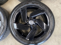 zwarte 17 inch originele Richmond GTI velgen + zomerbanden Volkswagen Golf 8 set 1