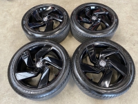 zwarte 17 inch originele Richmond GTI velgen + zomerbanden Volkswagen Golf 8 set 1