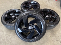 zwarte 17 inch originele Richmond GTI velgen + zomerbanden Volkswagen Golf 8 set 1