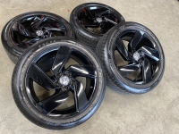 zwarte 17 inch originele Richmond GTI velgen + zomerbanden Volkswagen Golf 8 set 1