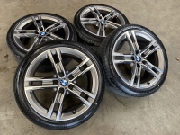 18 inch originele M velgen + zomerbanden BMW 1 serie F40 style 556 M 8053524