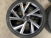 18 inch originele Bergamo velgen + zomerbanden Volkswagen Golf  8 5H0601025AB