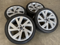 18 inch originele Bergamo velgen + zomerbanden VW Golf 8 5H0601025M set 1