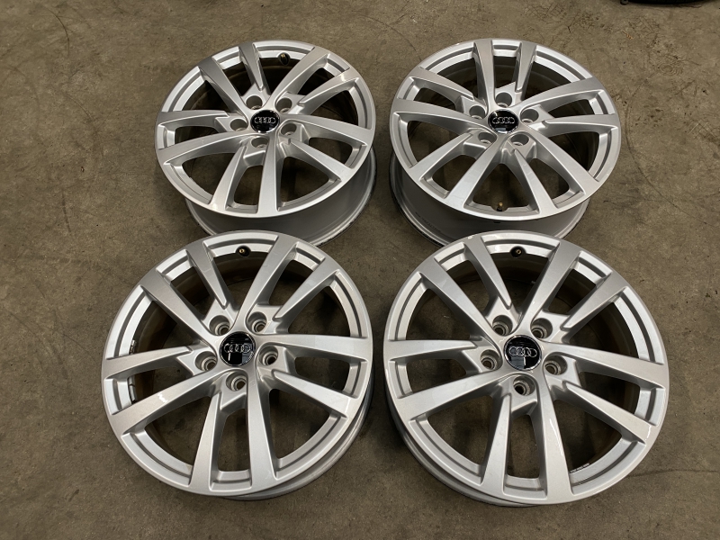 set van 4 stuks 17 inch originele velgen Audi A3  8Y0601025L