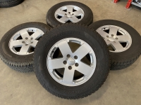 17 inch originele velgen + banden Jeep Wrangler