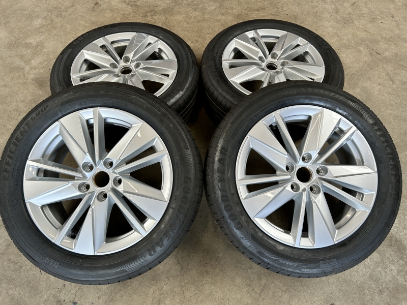 17 inch originele velgen + zomerbanden Skoda Karoq 57A601025AA