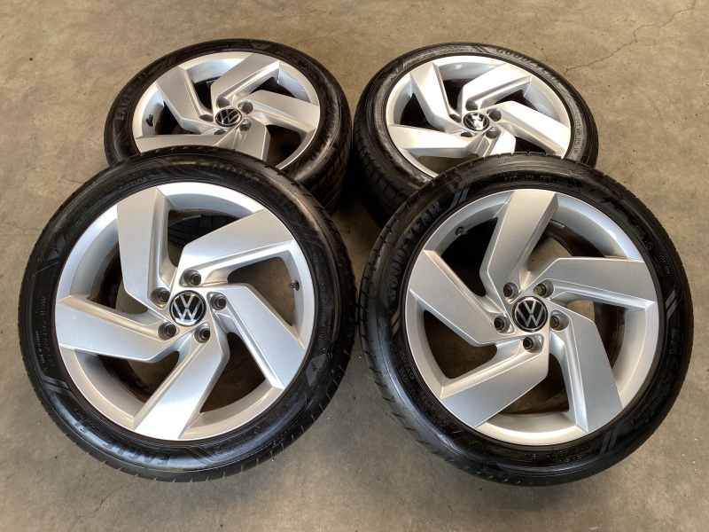 17 inch originele Richmond GTI velgen + zomerbanden Volkswagen Golf 8 5H0601025E set 3