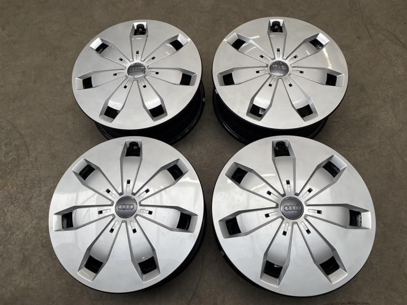 16 inch originele stalen velgen + wieldoppen Audi Q2