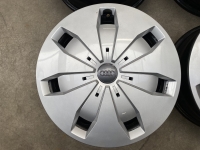 16 inch originele stalen velgen + wieldoppen Audi Q2