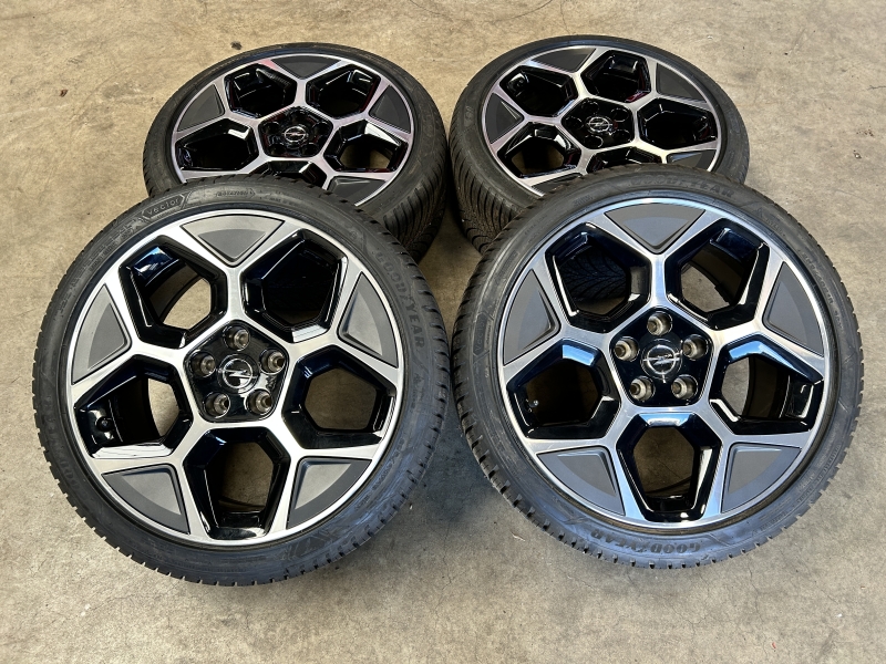 18 inch originele velgen + vierseizoenenbanden Opel Astra L 9843281680