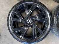18 inch originele Bergamo velgen + zomerbanden Volkswagen Golf  8 5H0601025AE