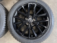 17 inch originele velgen + winterbanden Toyota Corolla | Auris 42611-YY850 zwart